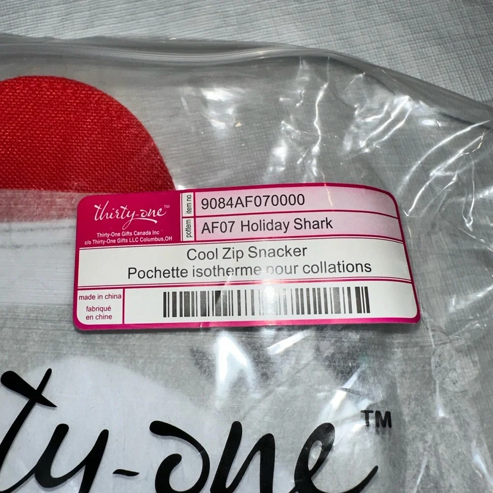 NWT Thirty-One cool zip snacker pattern Holiday Shark.